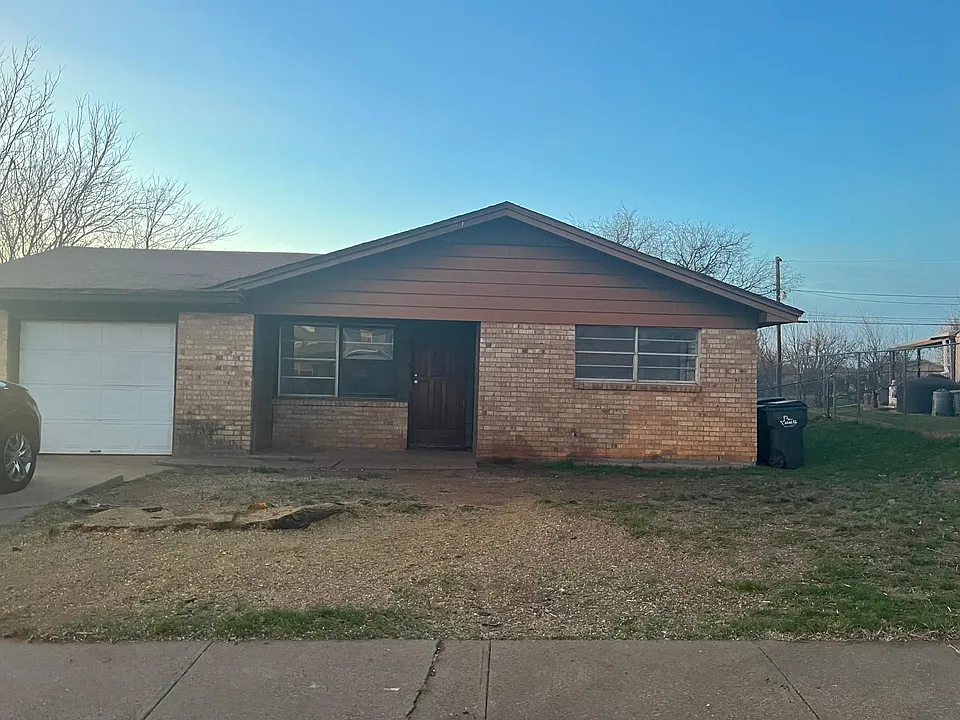 2827 Roanoke Dr