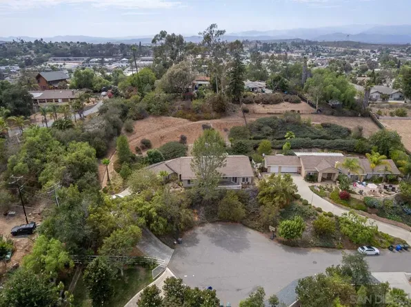 613 Carnation Ln, Fallbrook, CA 92028