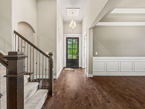 4th image of 702 SE Eaton St