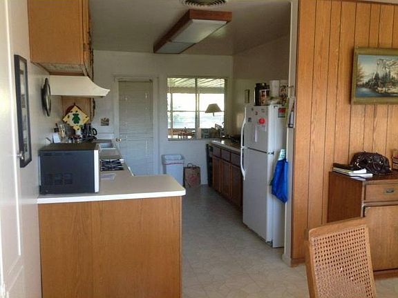 Galley kitchen w/pass thr