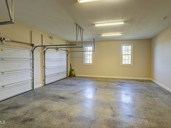62nd image of 405 Heather View Dr