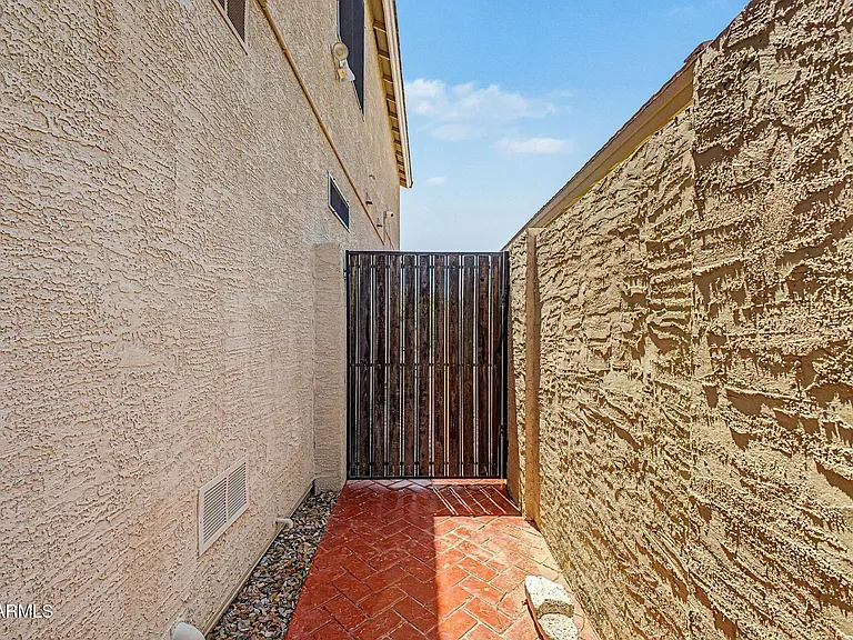 1015 E Irma Ln — Photo 48