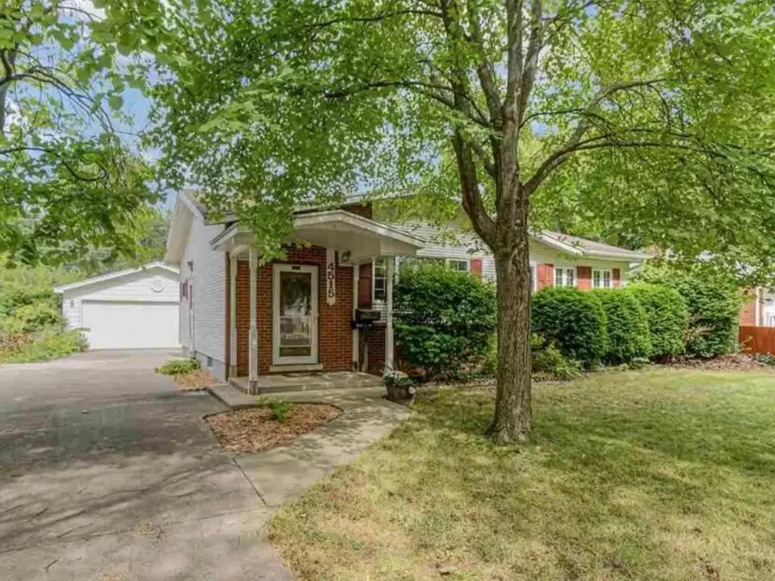 3 bed, 1.5 bath, 994 sqft, $1,800 — Photo 3