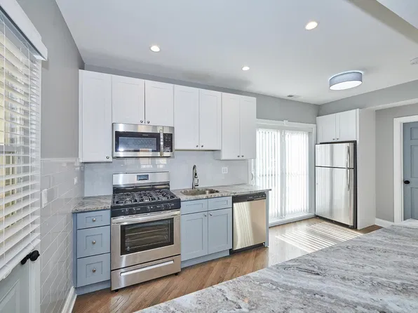 5701 W Seminole St #2, Chicago, IL 60646