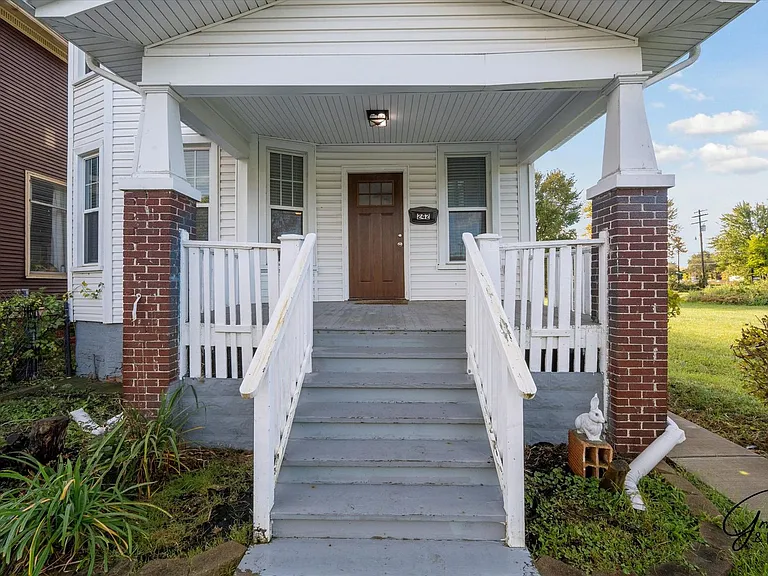 242 Harmon St — Photo 2