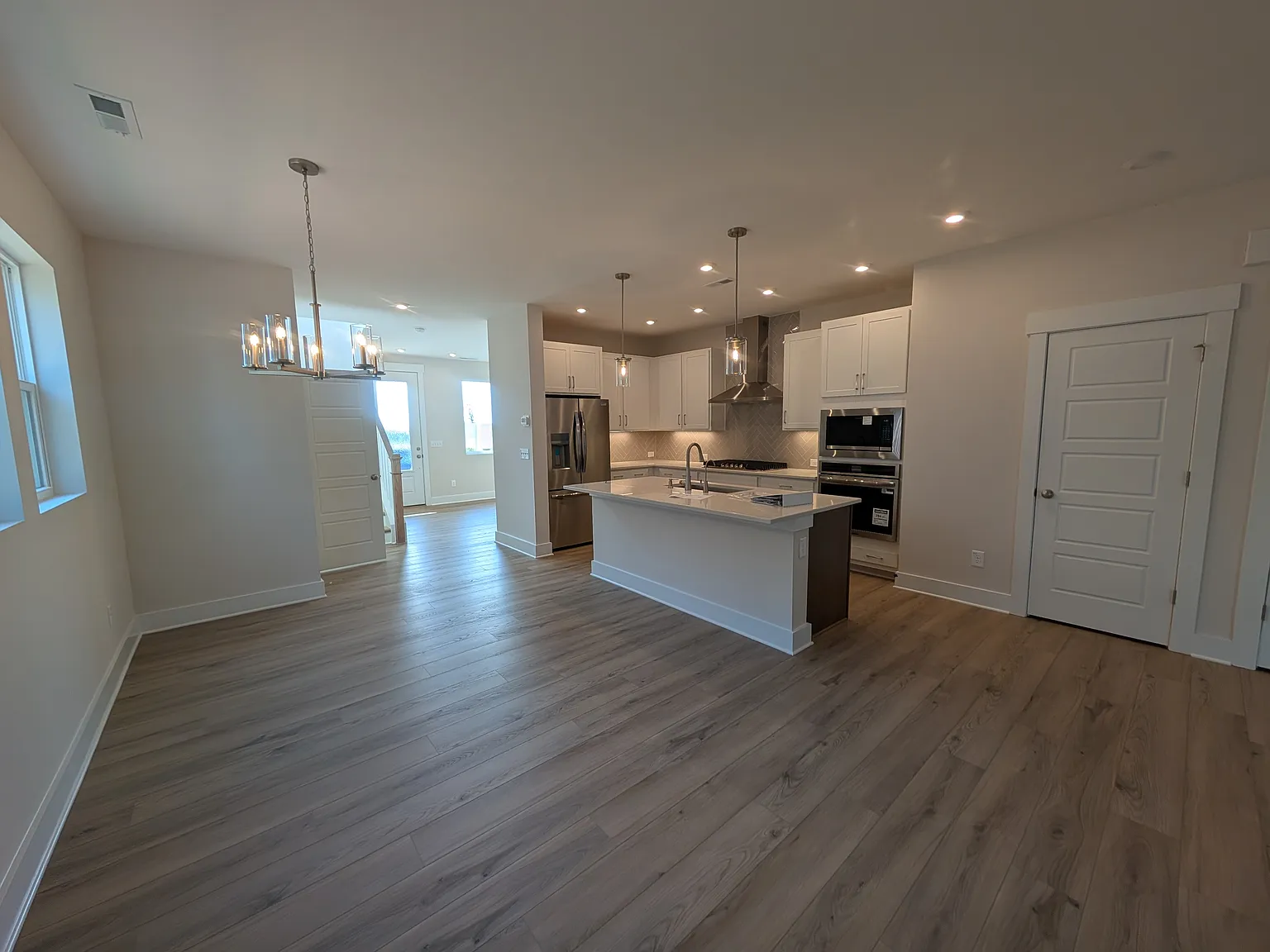 4 bed, 3.5 bath, 2294 sqft, $2,649 — Photo 3