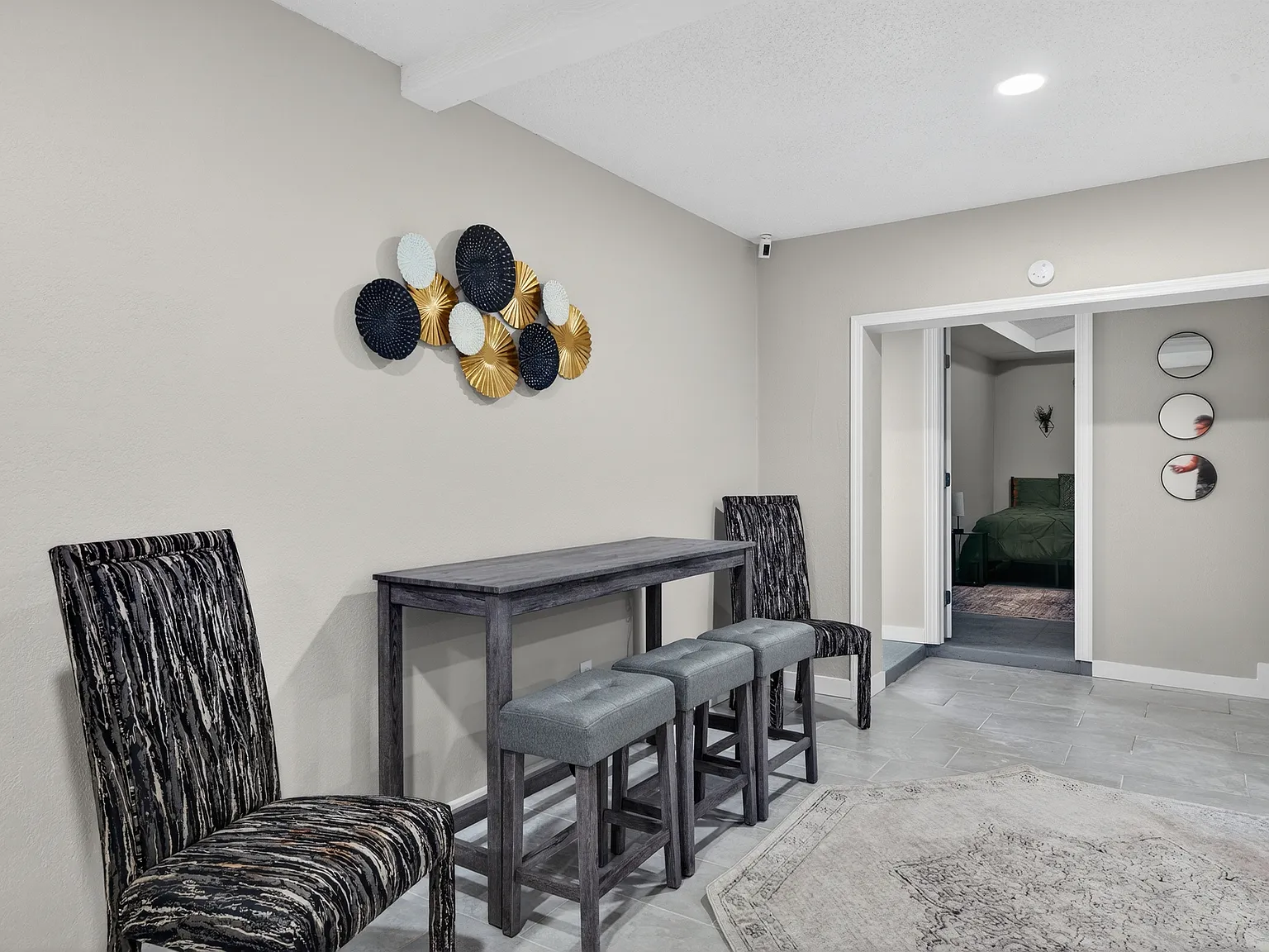 8 bed, 2084 sqft, $669 — Photo 3