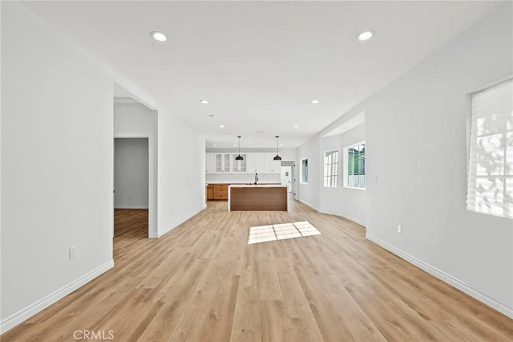 3 bed, 2000 sqft, $5,250 — Photo 3