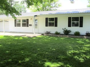 701 E 4th St, Flora, IL 62839