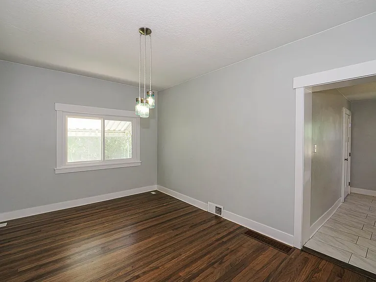53 N 100 W — Photo 9