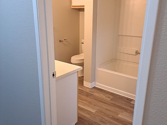 3rd image of 5607 Finch Dr #213