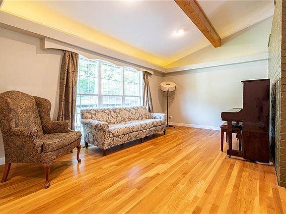 5th image of 1115 N Oak Dr