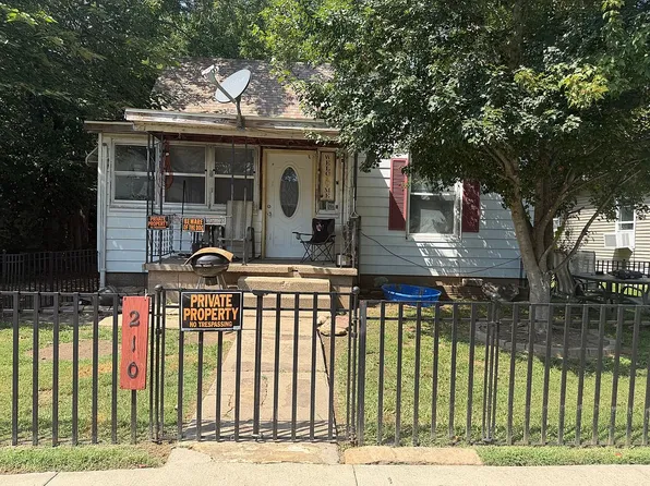 210 W Park St, Harrisburg, IL 62946