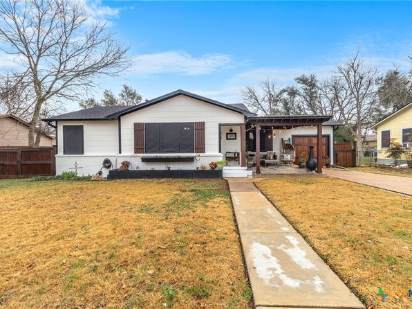 1011 Gilmore St, Taylor, TX 76574