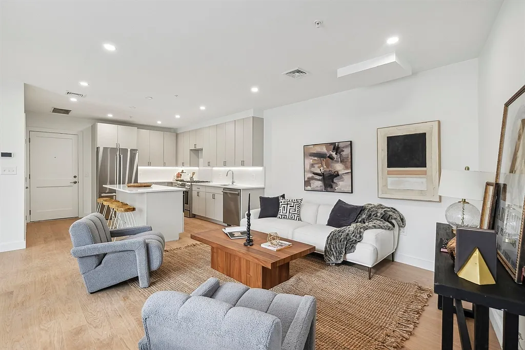 2 bed, 2.0 bath, 1103 sqft, $4,650 — Photo 2
