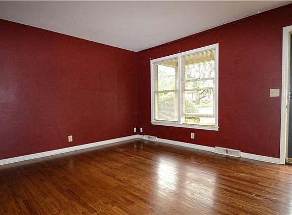 2nd image of 922 Temple Ct
