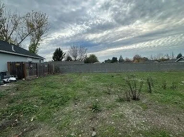 7689 Calaveras St, White City, OR 97503