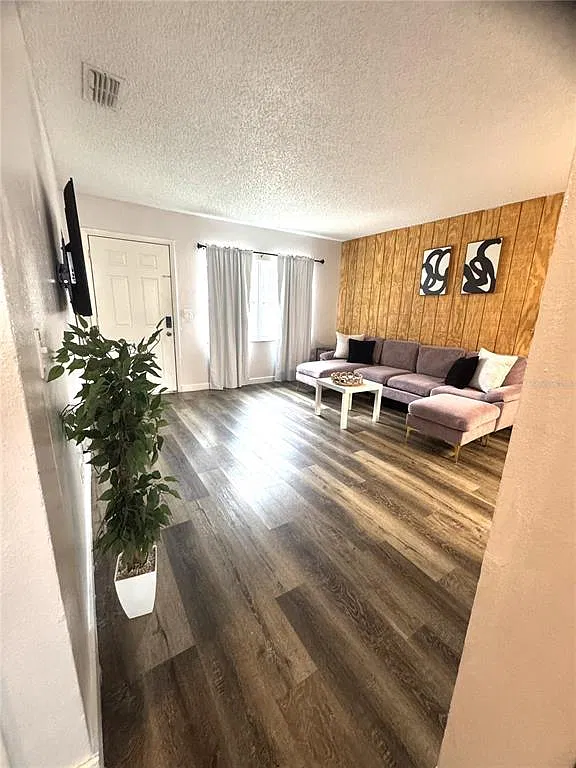 2 bed, 1.0 bath, 731 sqft, $1,695 — Photo 4