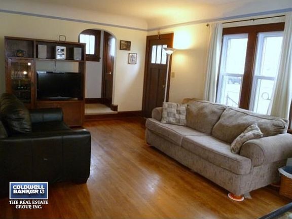 Living Rm w/hardwood