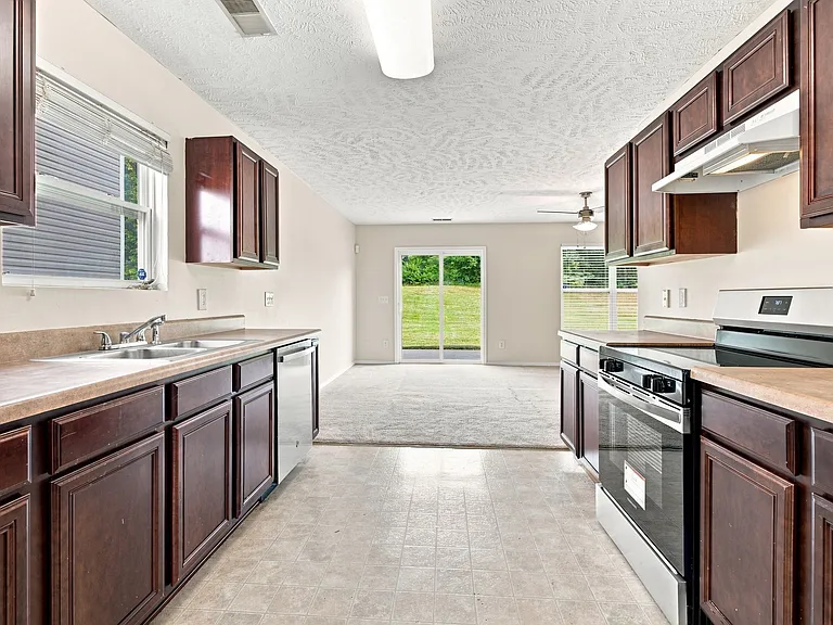 2834 Creekbend Dr — Photo 9