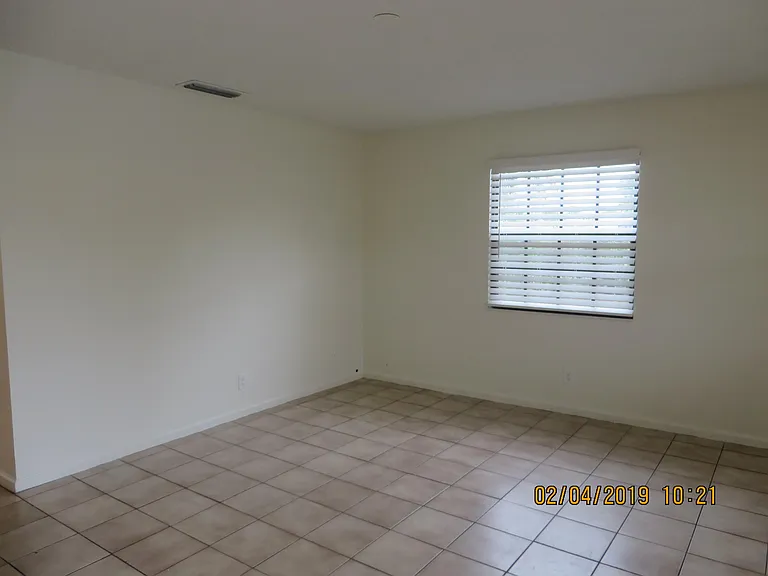 2202 NE 4th St #10 — Photo 4