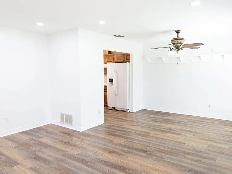 2811 Cromwell Ave — Photo 3