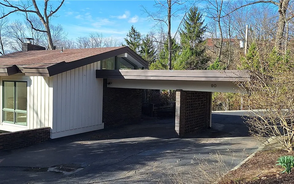 90 E Woodland Rd