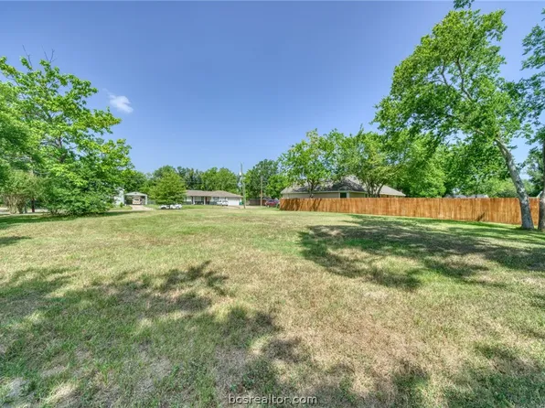 310 N Texas St, Madisonville, TX 77864