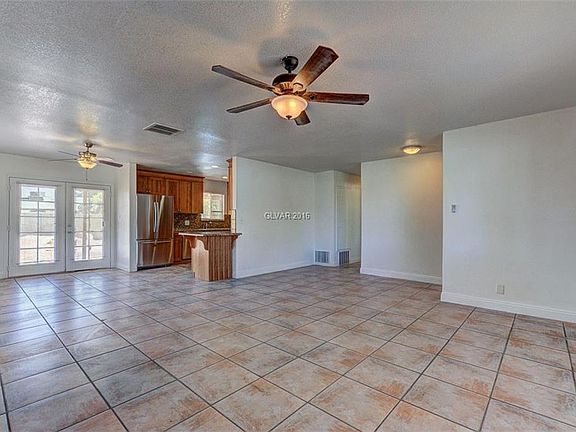 5th image of 2609 Castlewood Dr