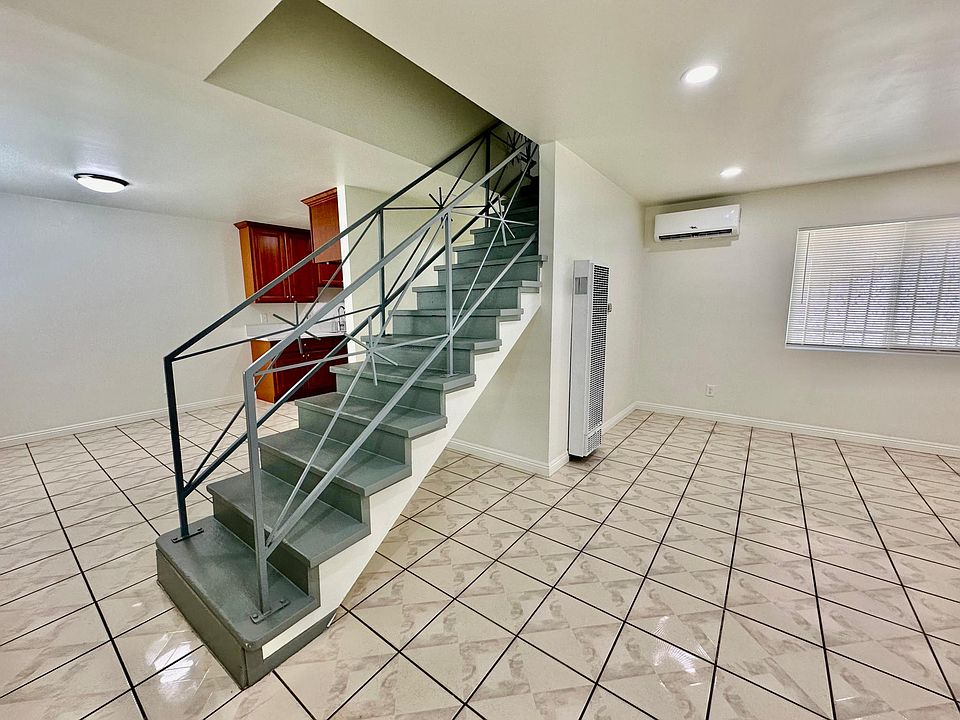 Stunning upgraded townhouse-style apartment with a two-level floor plan