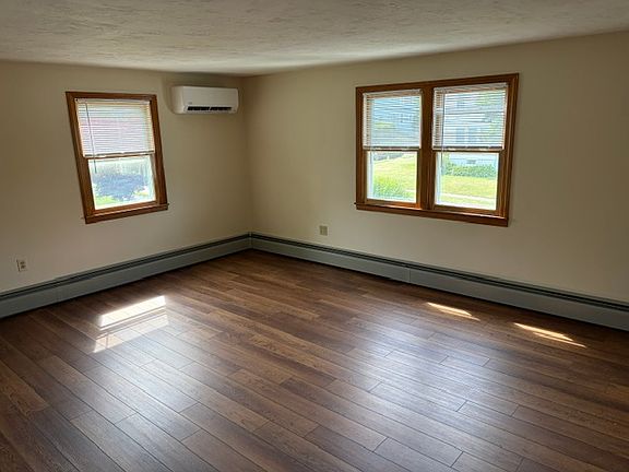 4th image of 121 King Philip Rd