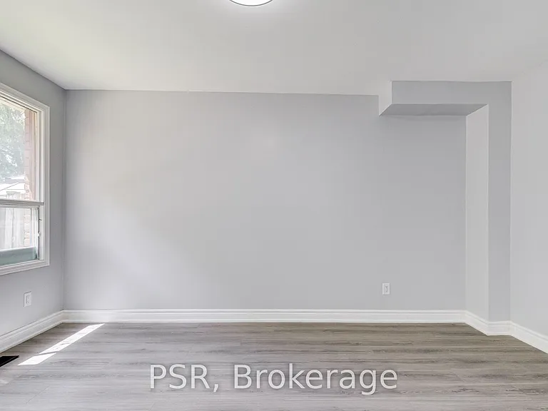 166 Adele Cres — Photo 30
