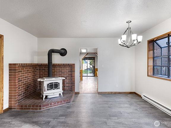 5th image of 3004 Oak Street