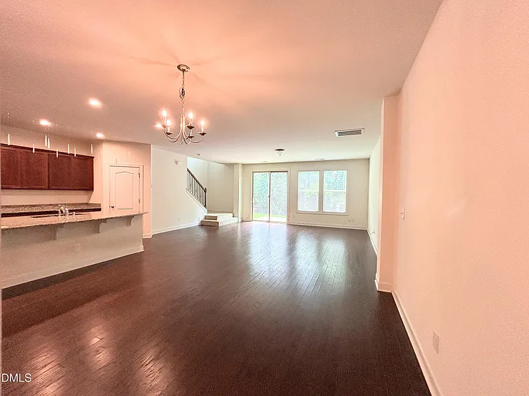 735 Lampwick Ln — Photo 6