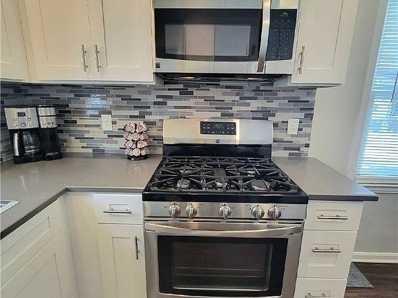 5th image of 3330 Wellington Ave