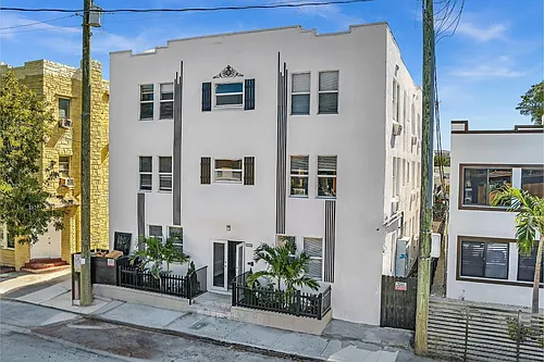 1142 SW 4th St #9 Photo 1