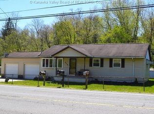 414 Cross Lanes Dr, Nitro, WV 25143