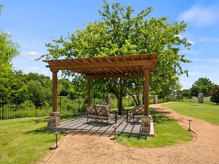702 N Plano Rd — Photo 35