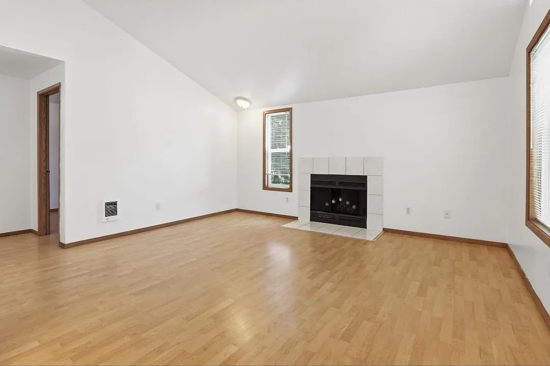 2 bed, 988 sqft, $1,600 — Photo 4