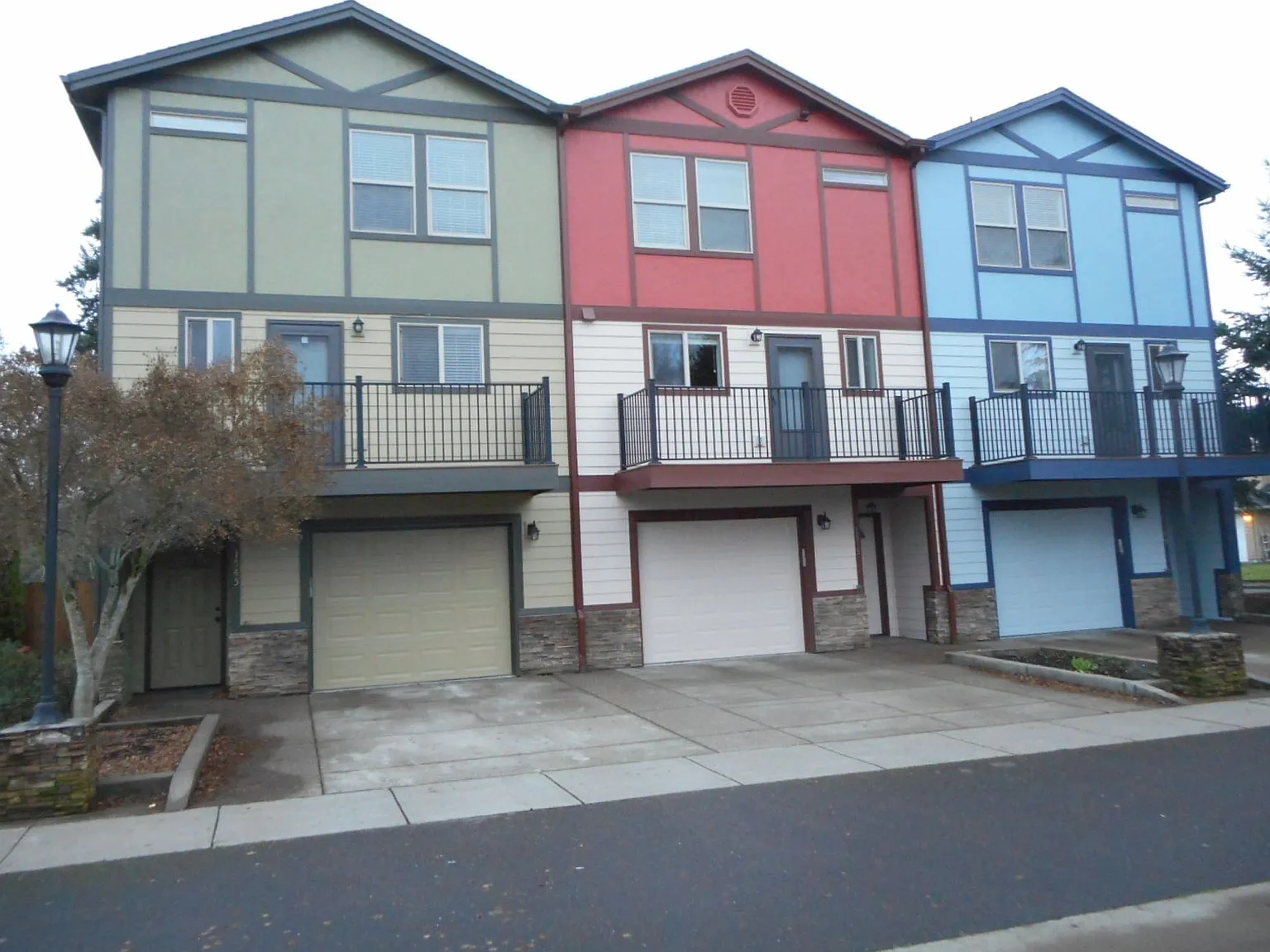 Luxurious Townhouse Living in Albany's Heart — Photo 1