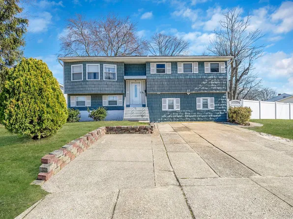 27 Trader Lane, Brentwood, NY 11717