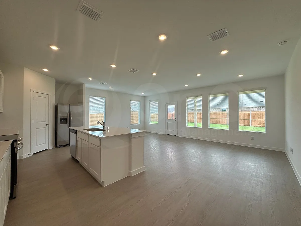 4 bed, 2.0 bath, 2062 sqft, $2,150 — Photo 4