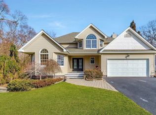 1 Rolling Wood Ct, Hauppauge, NY 11788