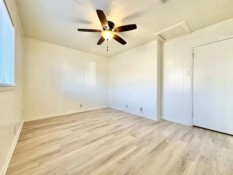 419 W Sycamore St — Photo 17