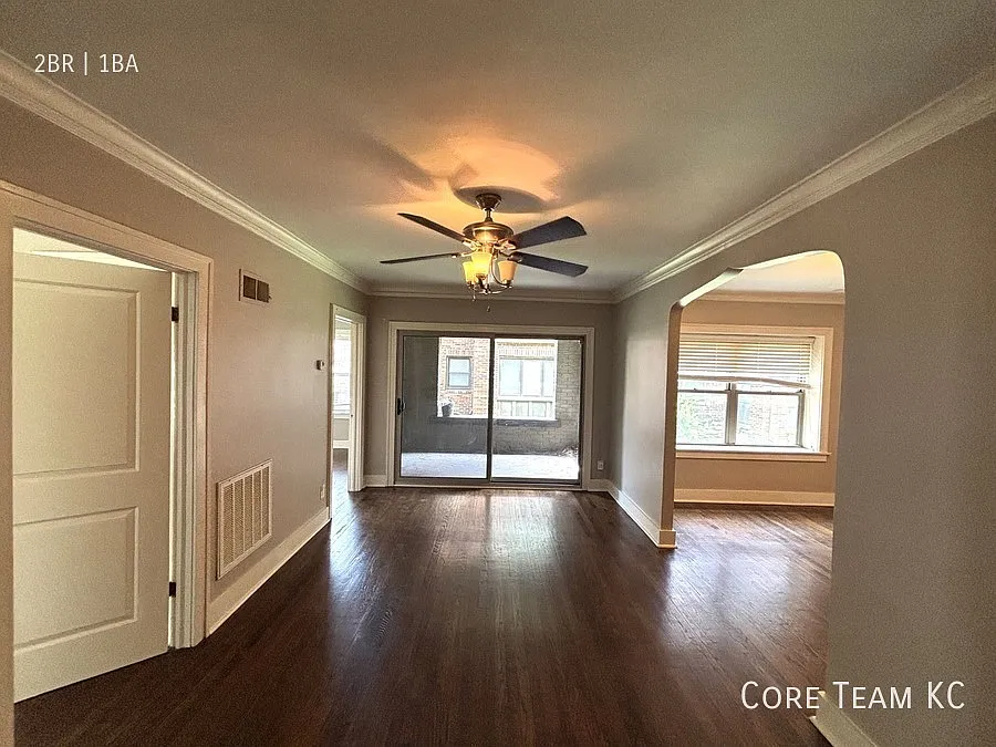 Charming 2 Bed on the Plaza For Rent — Photo 3
