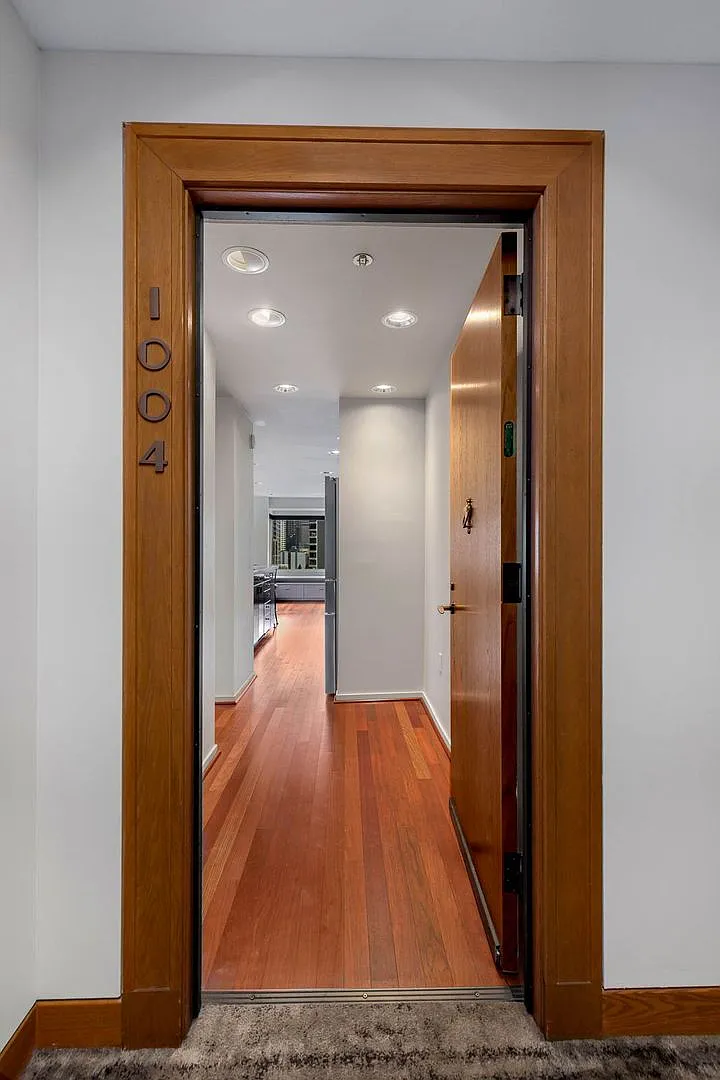 Luxury Seattle Living with Panoramic Views, Resort-Style Amenities & Concierge — Photo 2