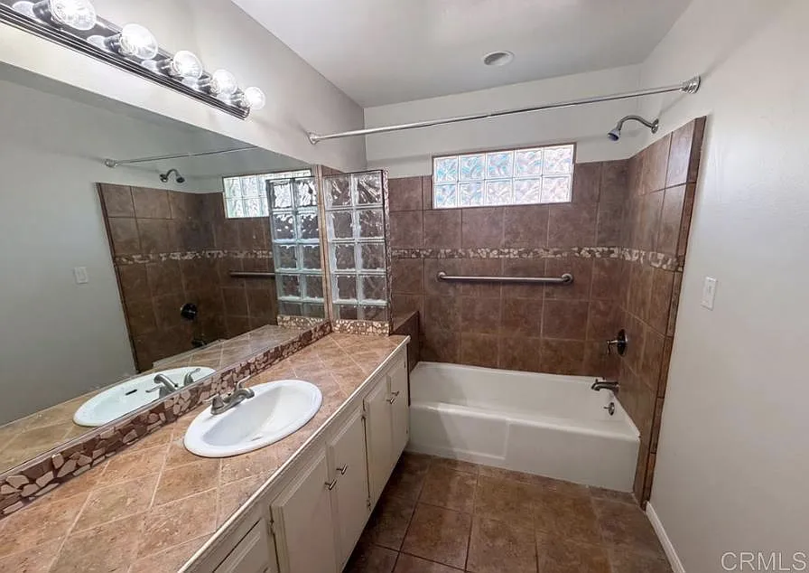 3 bed, 8.0 bath, 2108 sqft, $2,300 — Photo 2