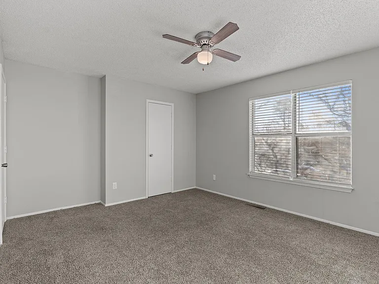 Wilshire Park Apartments — Photo 37