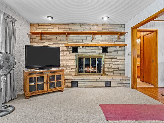 5th image of 403 Pinehaven Dr