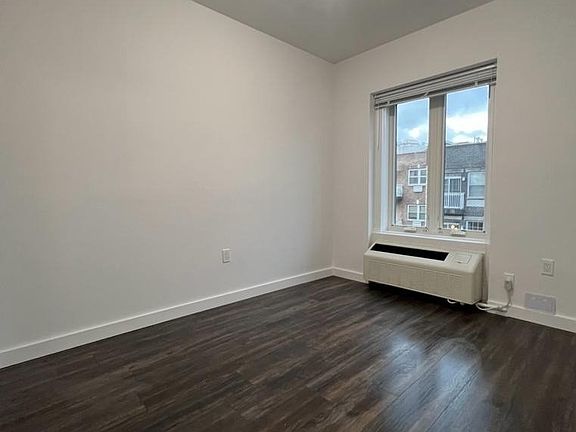 4th image of 2553 38th St #4C